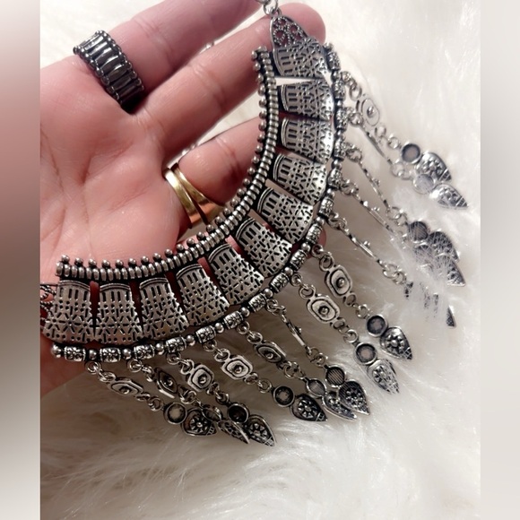 NEW Silver Embossed Tribal Design Fashion Necklace & Earrings Set - Picture 4 of 5